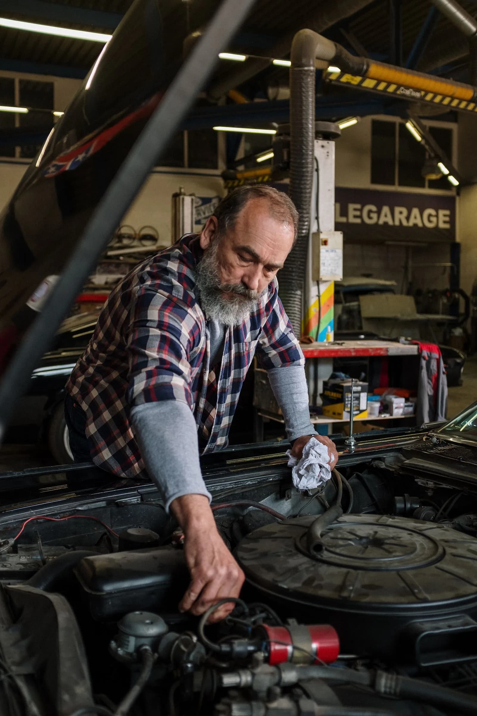 Mechanic explaining diagnosis — Automotive marketing by TML Agency